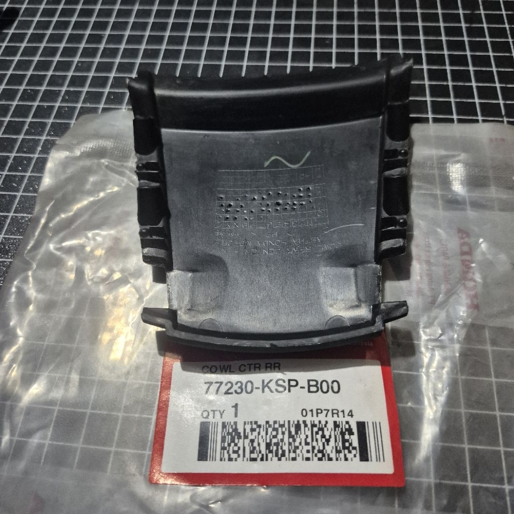 cowl rear center covertail body belakang megapro monoshock original ahm honda 77230-ksp-B00