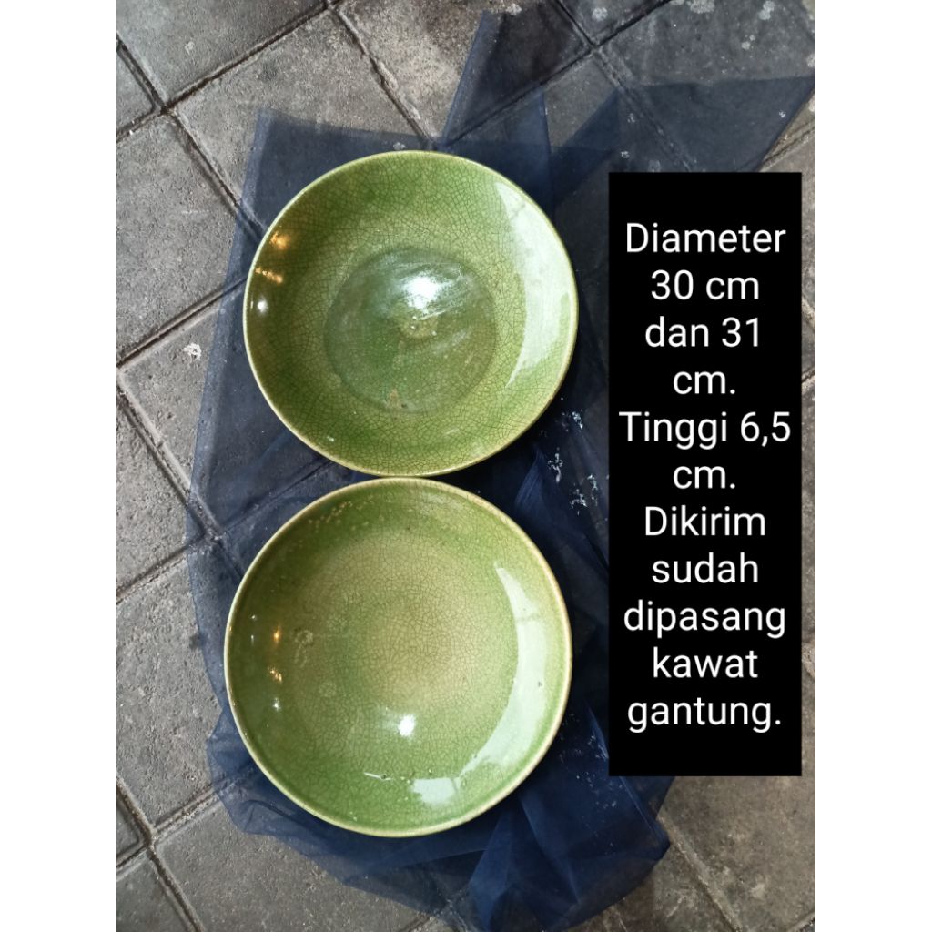 Diameter 31 cm an dan 30 cm an 2 buah piring gantung keramik hijau celadon dibuat seperti kuno untuk
