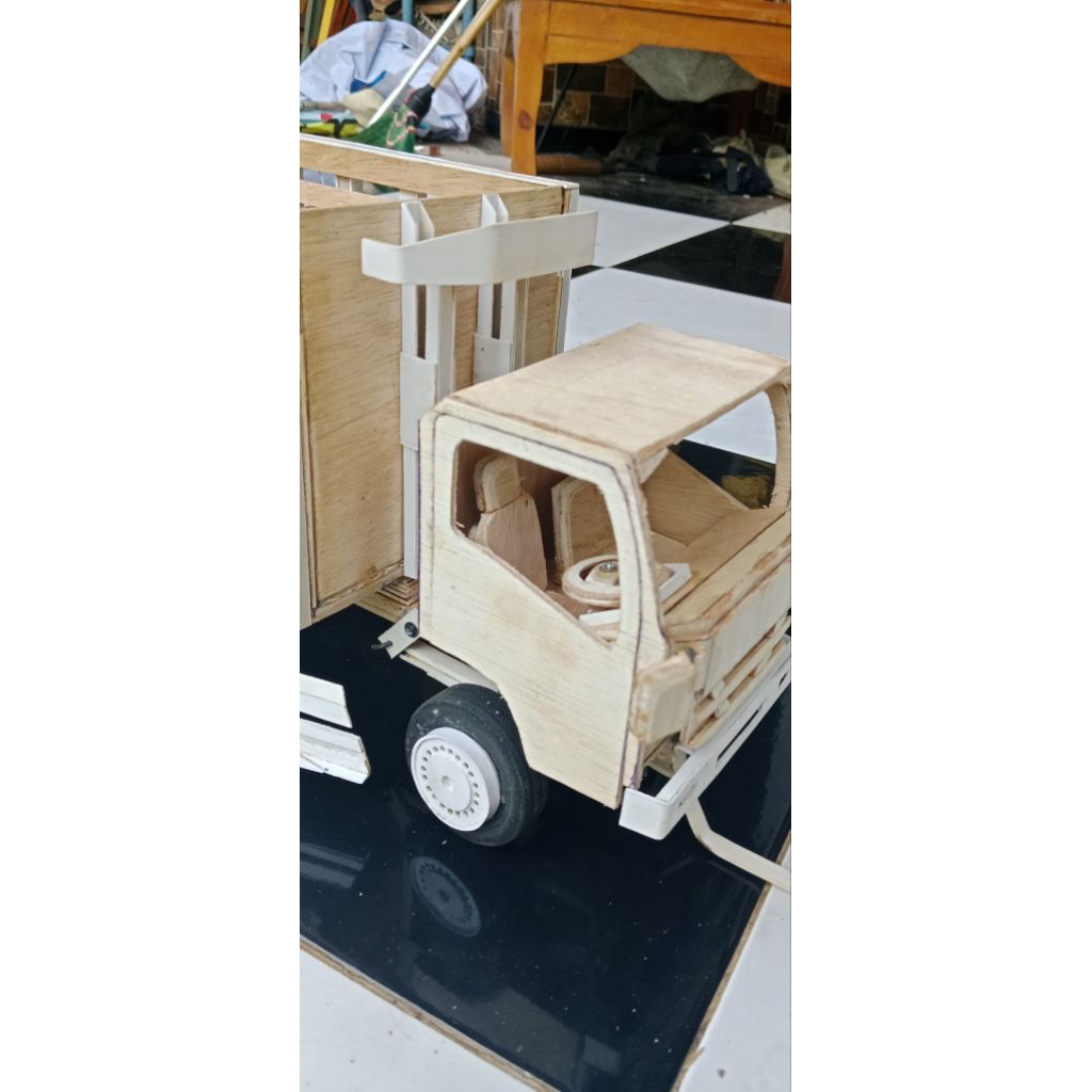 Miniatur truk giga herex mentahan ful spek skala 14