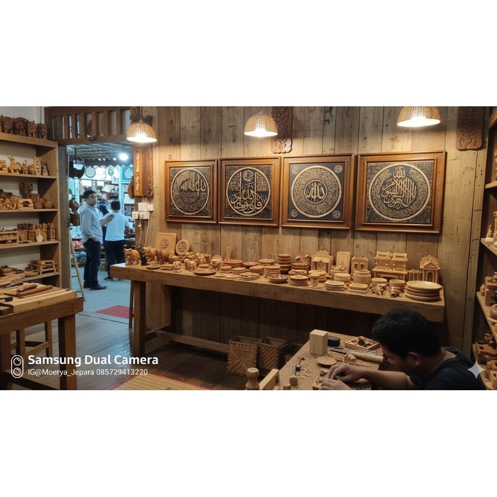 Hiasan dinding kaligrafi arab ukiran kayu jepara