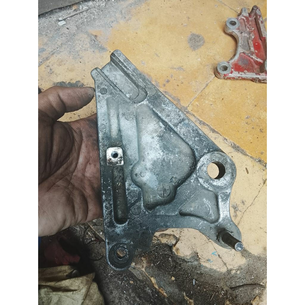 breket kaliper depan supra 125 original copotan