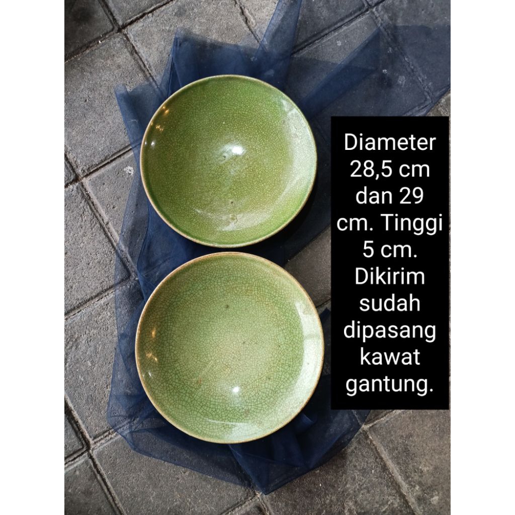 Diameter 29 cm dan 28 cm an 2 buah Piring keramik hijau celadon polos dibuat sepertik antik untuk de