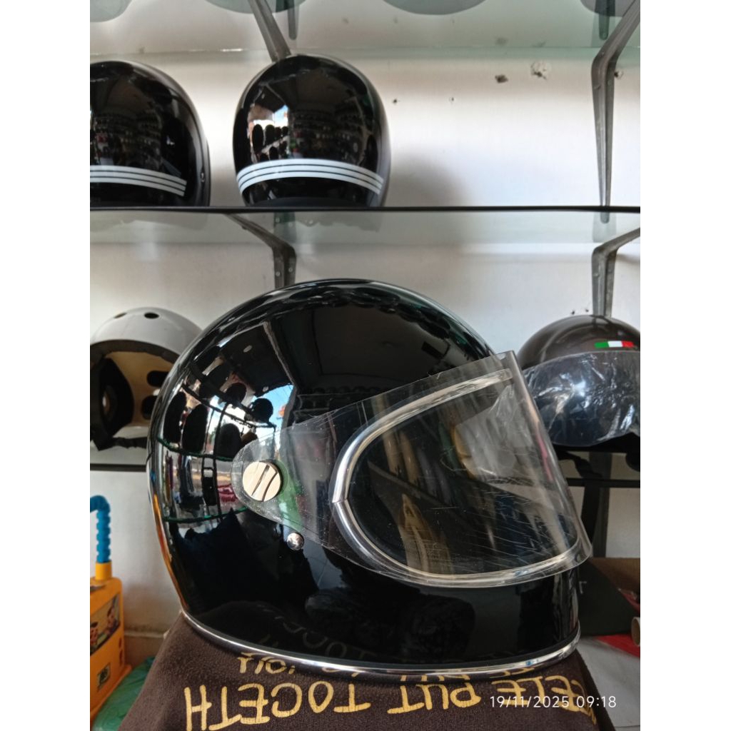 HELM GRINGO HITAM GLOSSY