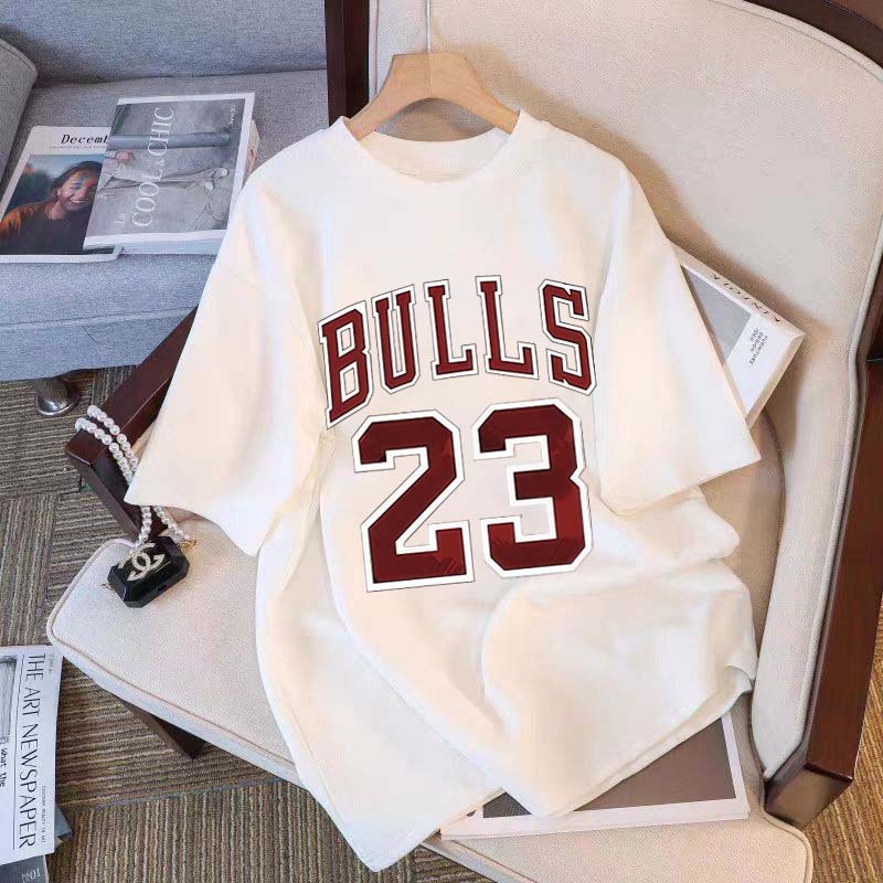 YUYU STUDIO Pola angka dan huruf merah kreatif "BULLS-23" bergaya Harajuku | Baju Oversize Wanita | 