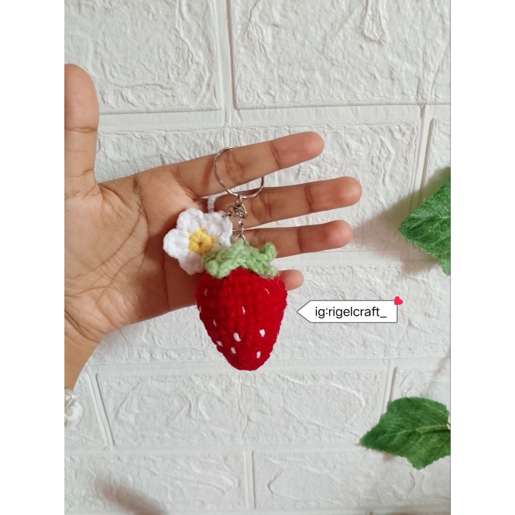keychain strawberry crochet, gantungan kunci tas rajut strawberry, gunci strawberry aesthetic, gantu