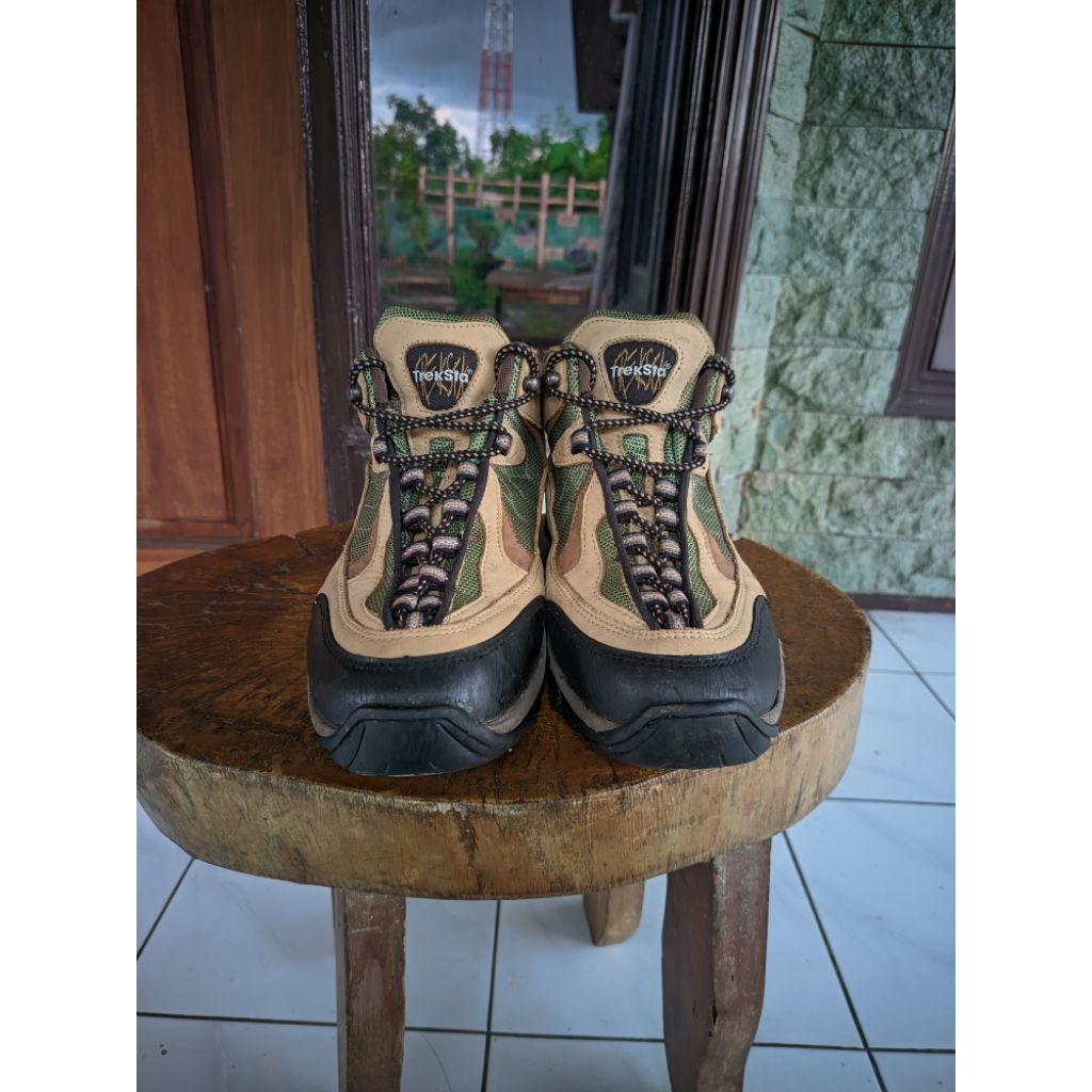 Sepatu Treksta (hiking)