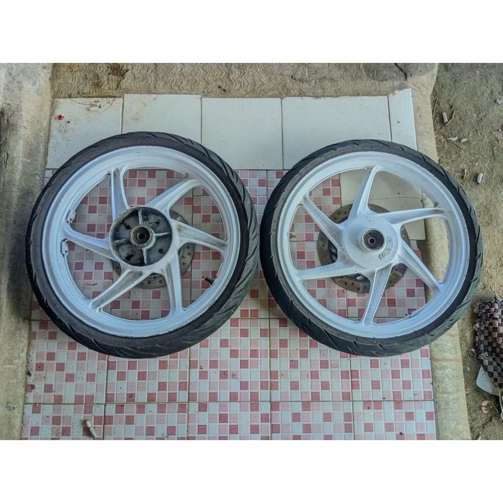 Velg / pelek depan belakang  set ban honda cb150r lama kode k15 asli cabutan