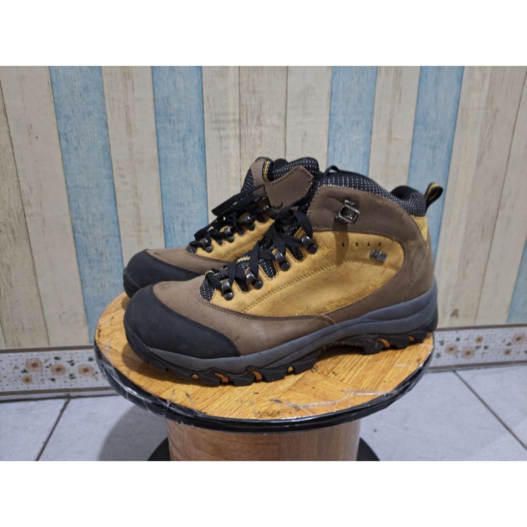 Sepatu Outdoor BFL Middle Size 44