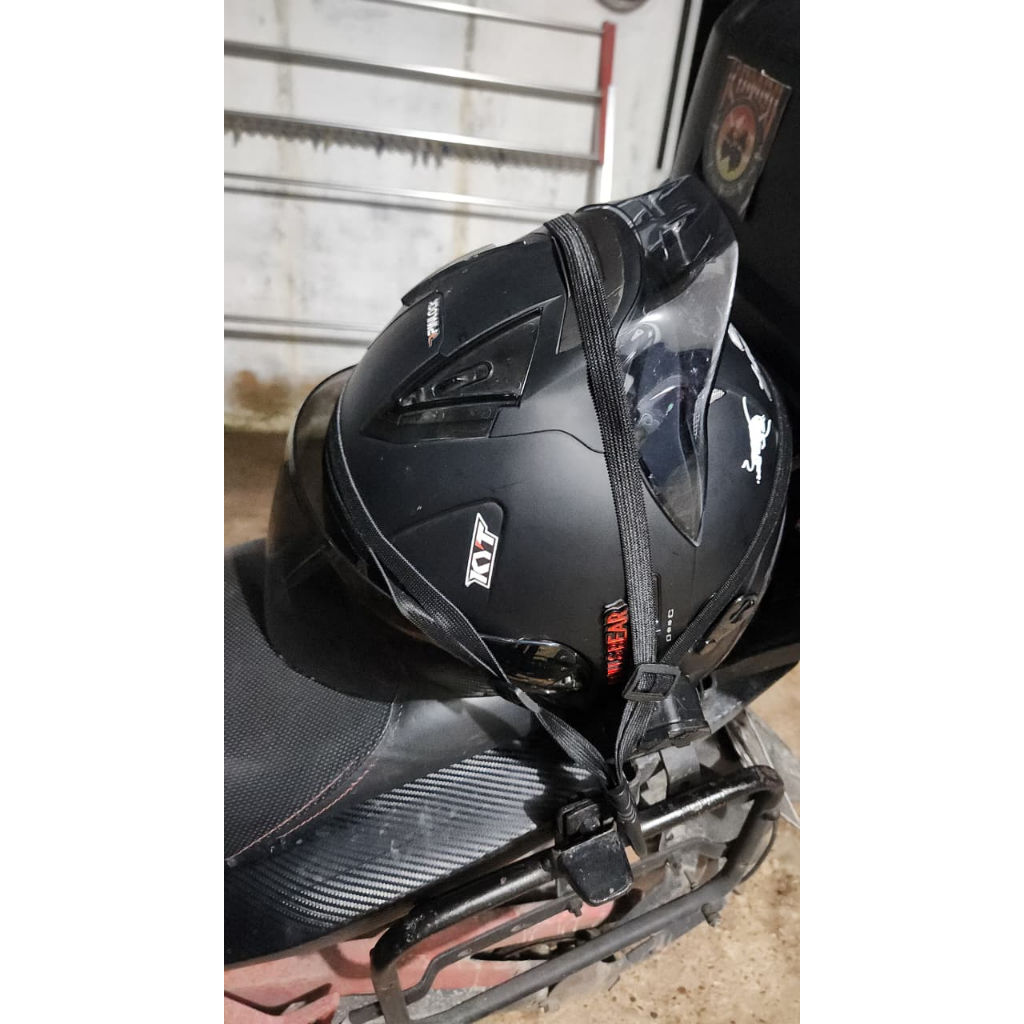 Tali Helm Karet Ikat di Motor