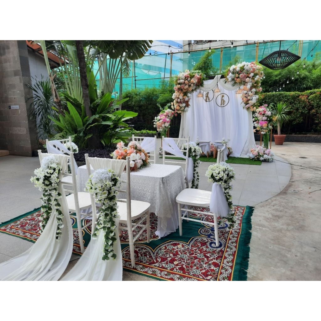 Dekorasi backdrop Akadnikah 2 meter + set meja kursi akad +  4 standing flower