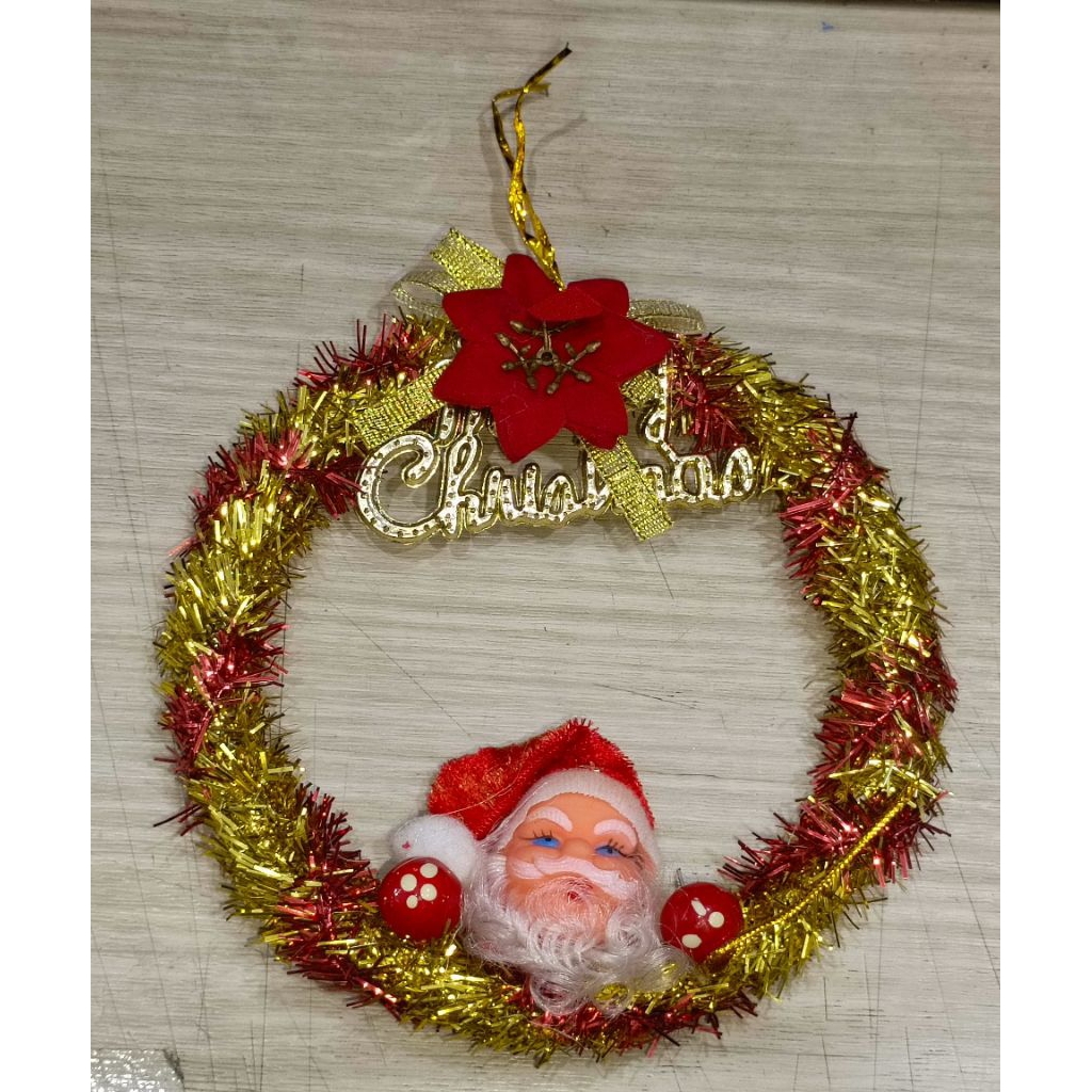 Dekorasi Wreath Natal Santa dengan Rumbai Warna Emas