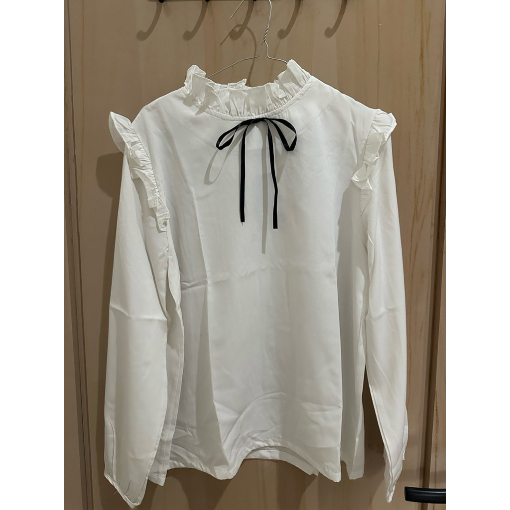 kemeja blouse putih ruffle