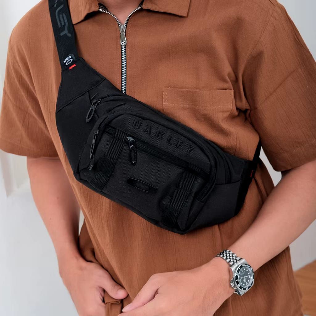 TAS OAKLEY TAS SELEMPANG OAKLEY WAISTBAG OAKLEY TAS PINGGANG OAKLEY SLINGBAG OAKLEY LOGO BESI