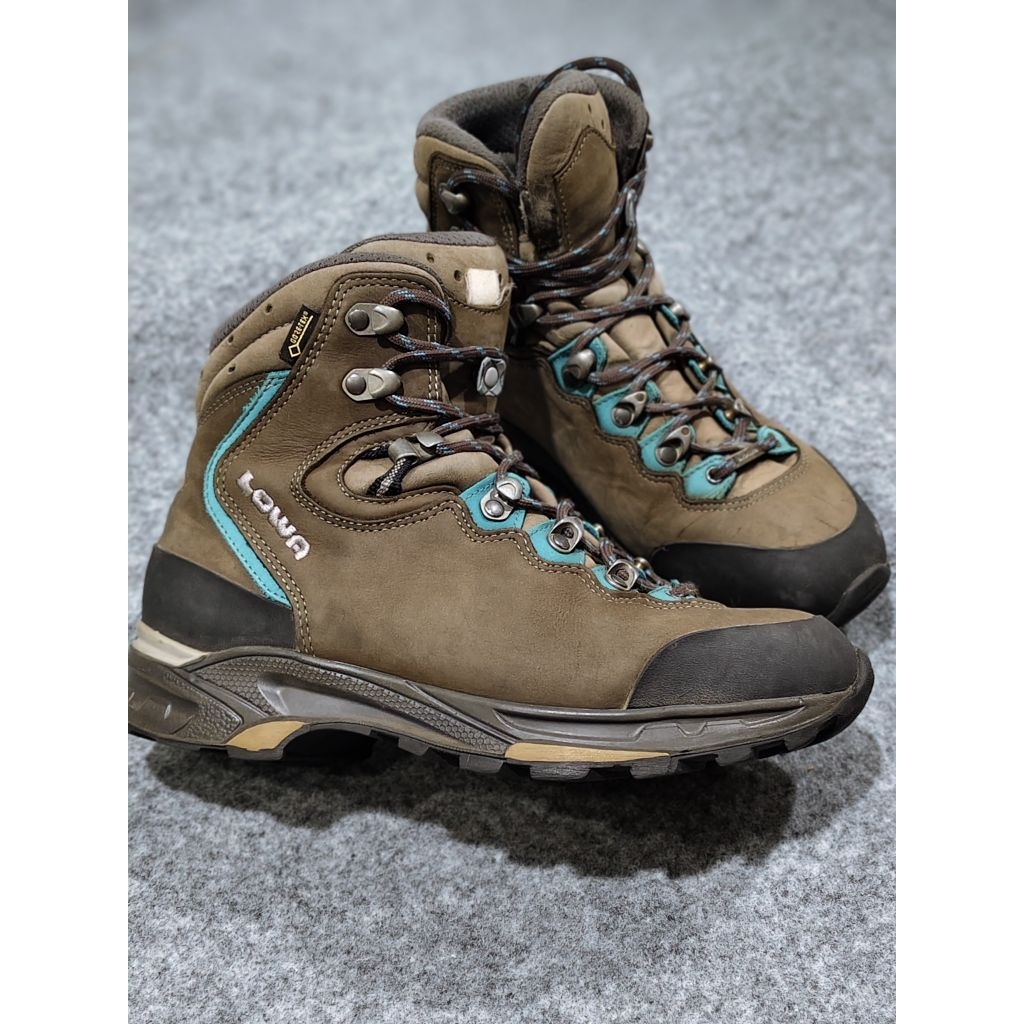 SEPATU HIKING LOWA