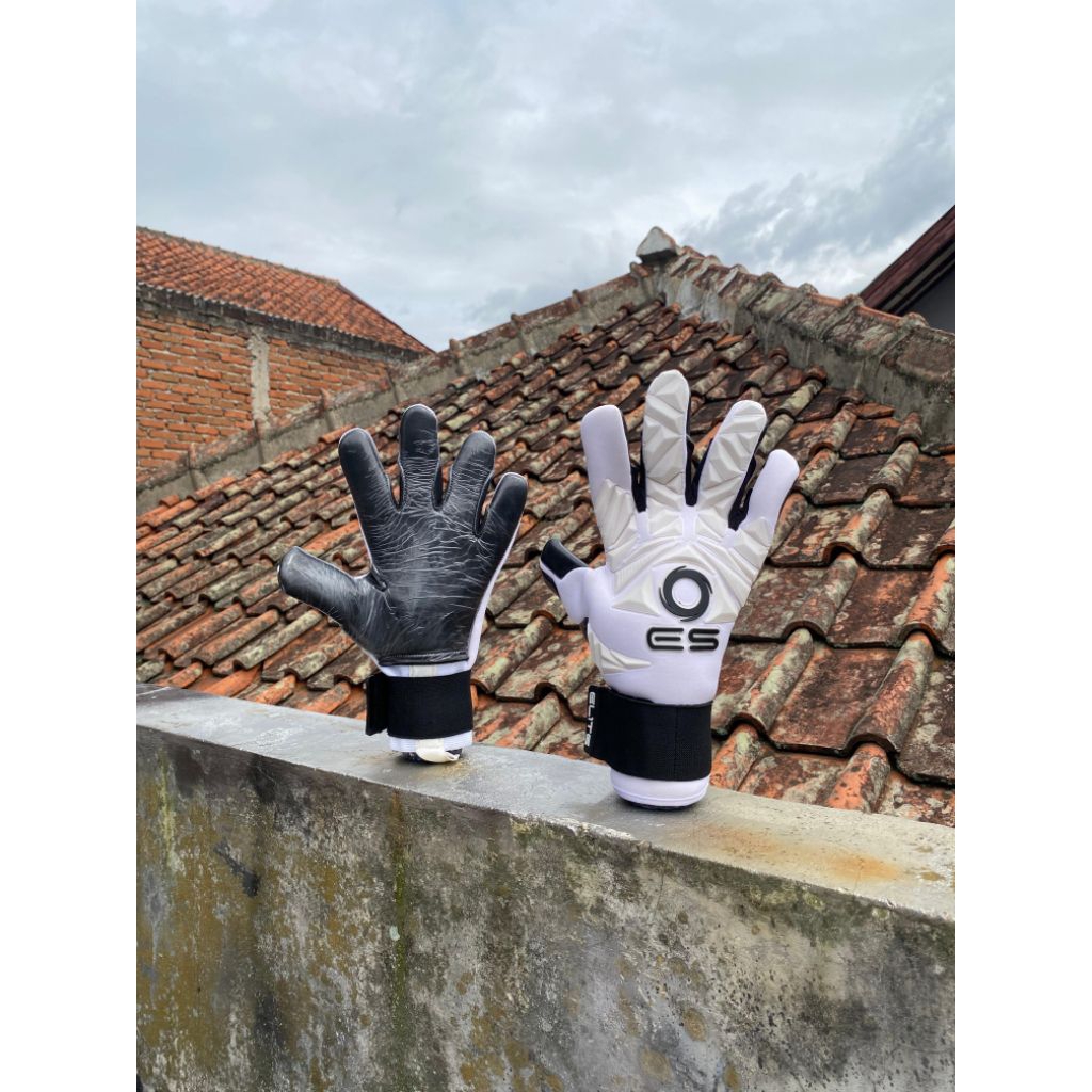 Sarung Tangan Kiper Elite Sport Revolution II Goalkeeper Gloves Maarten Paes