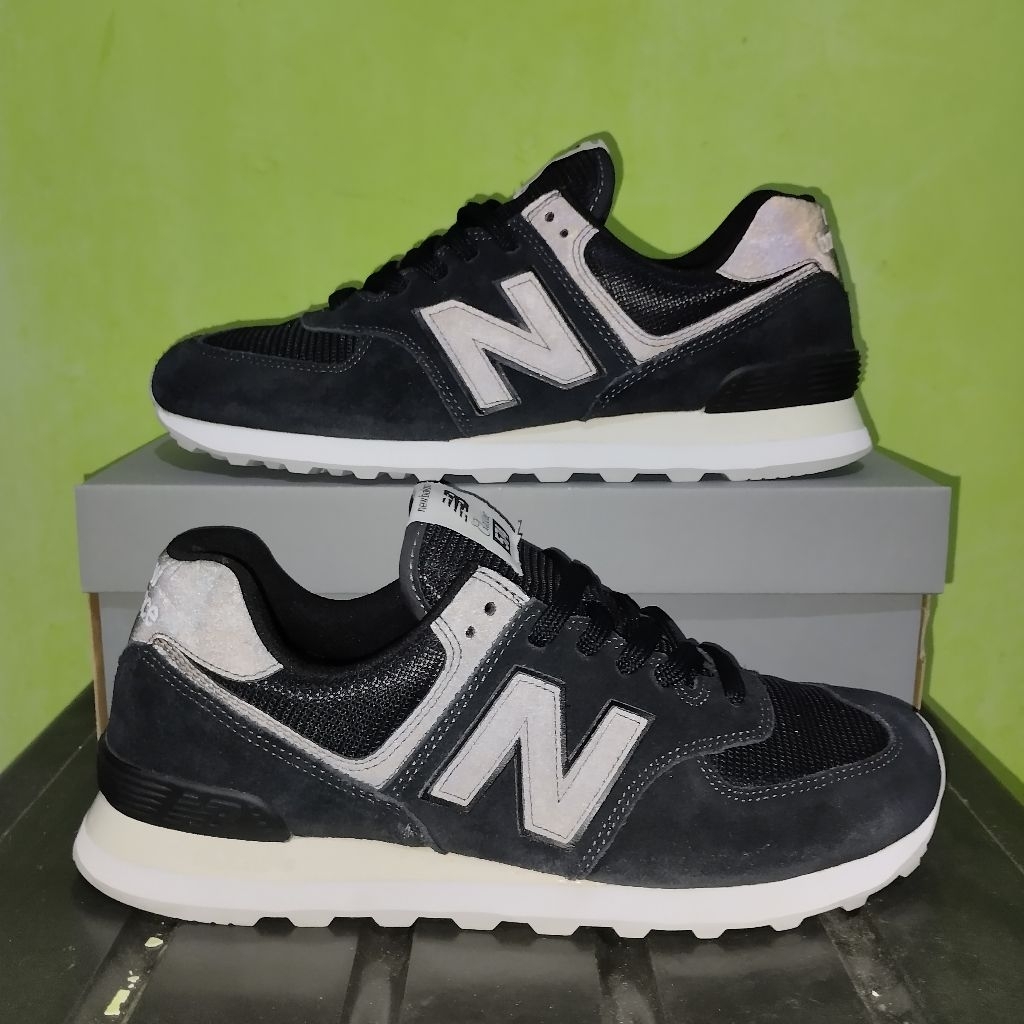 Sepatu Sneakers Casual Pria New Balance NB 574 Classic Black White Original