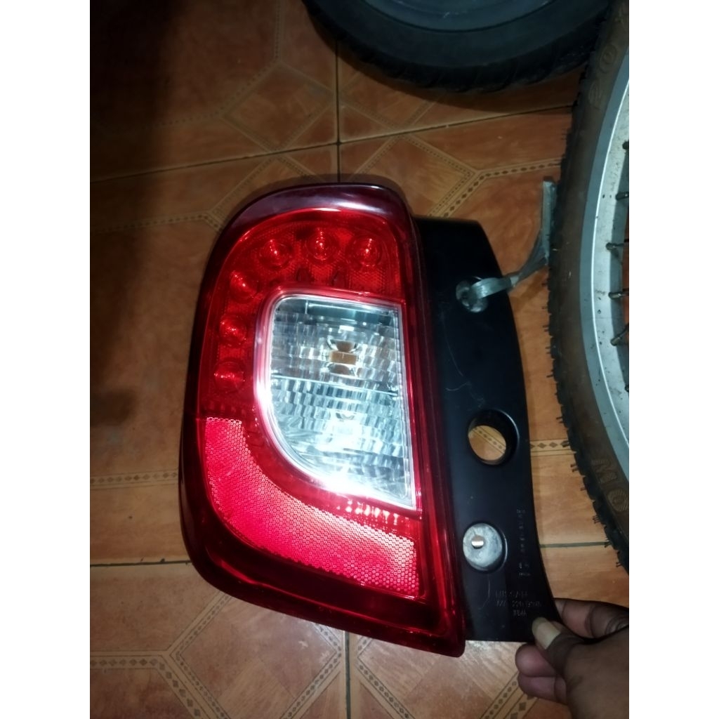 stoplamp nissan march 2015
