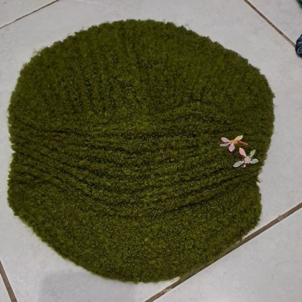 preloved topi bahan wol tebal warna hijau tua