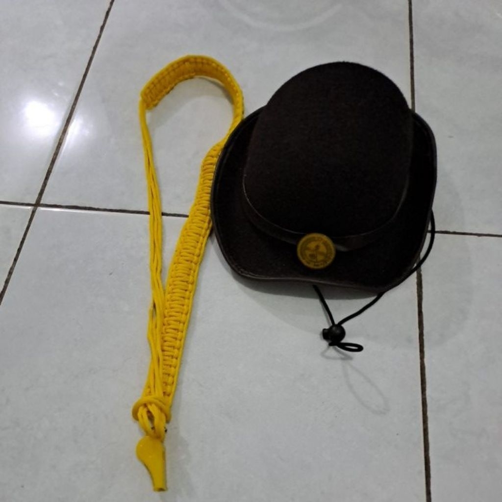 Preloved topi pramuka dan pluit