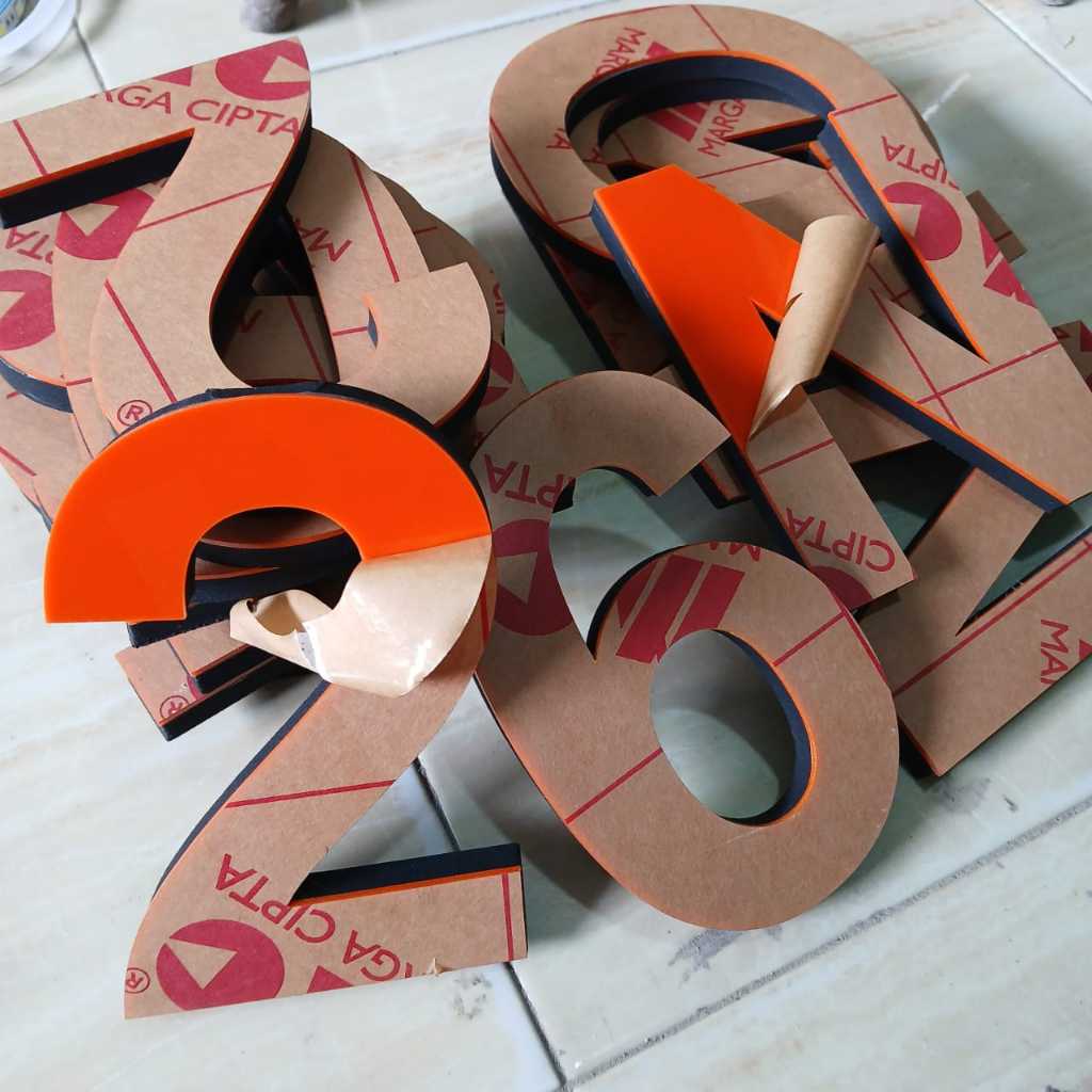 Huruf Timbul Akrilik Tinggi 20cm Akrilik Lapis Spon