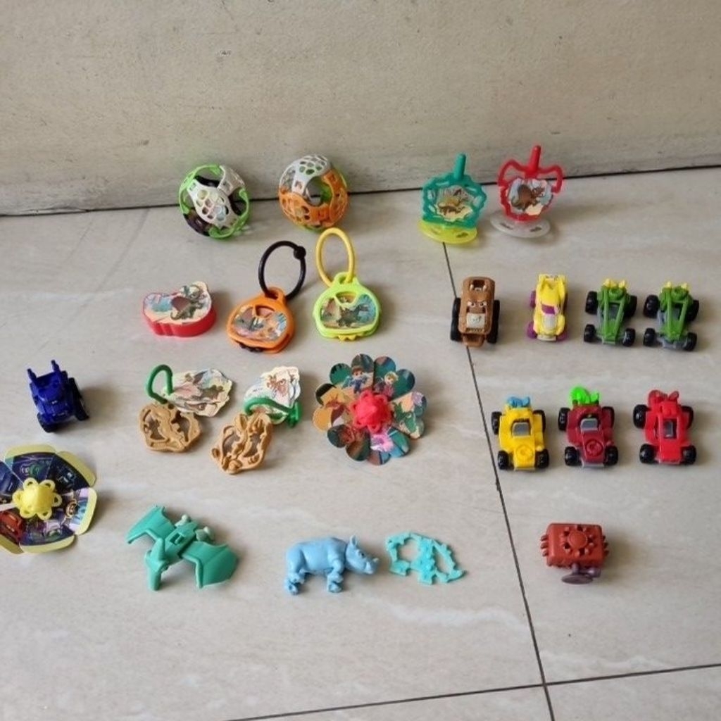 mainan kinder joy - surprise egg - BOY GIRL (hanya mainan saja) Dinosaurus dino batman hot wheels ca