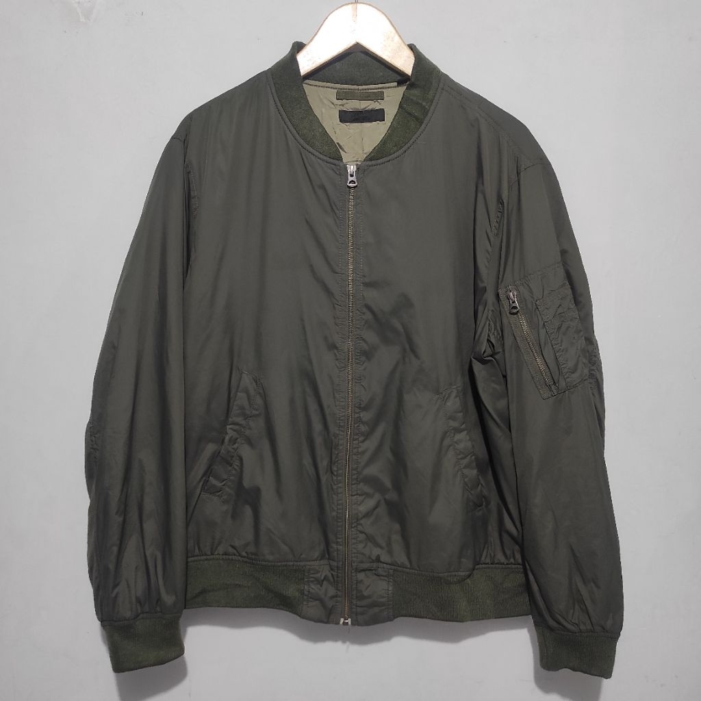 Uniqlo Bomber MA-1 Saku Samping Green Army