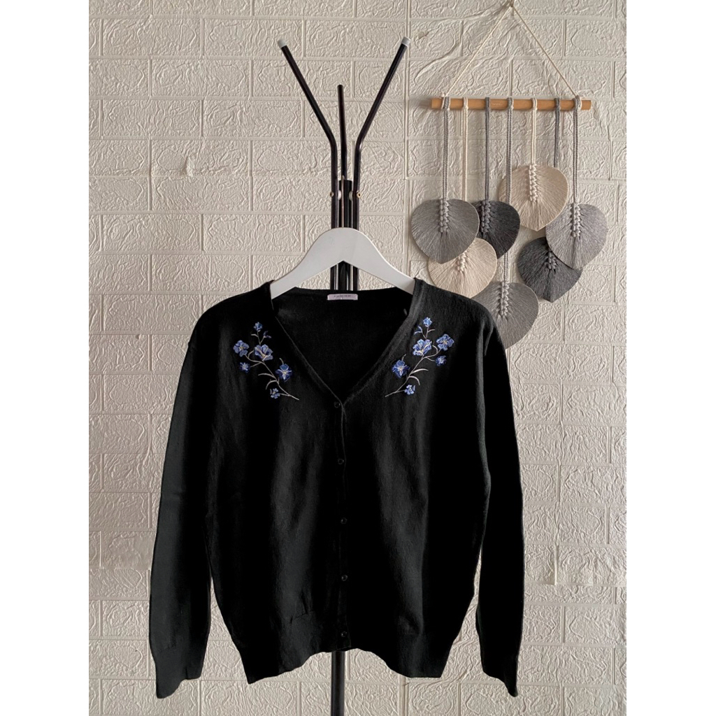 Beloved Stuff - Glacier Cardigan Vneck Kancing Bordir Bunga