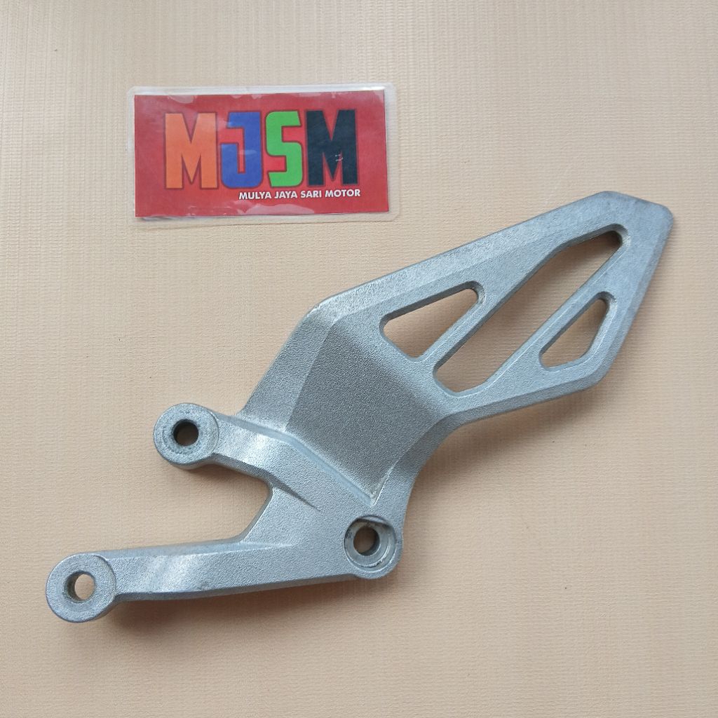 breket dudukan footstep depan kiri R15 v4 original