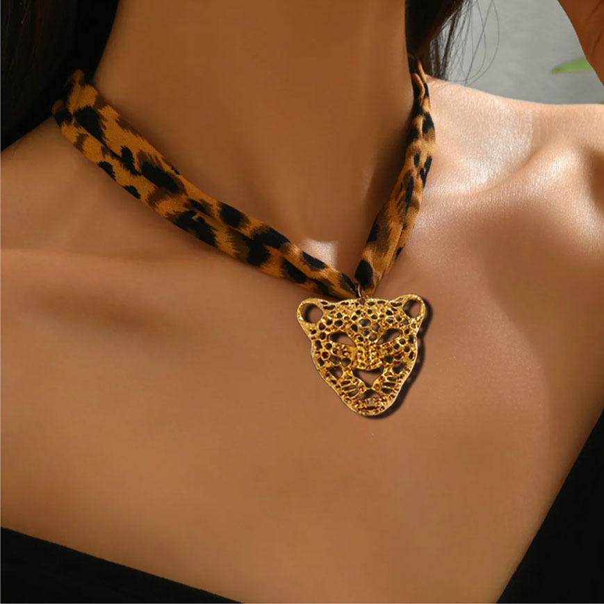 Aksesoris Kalung wanita tali kain motif macan dengan liontin gold leopard charm 788
