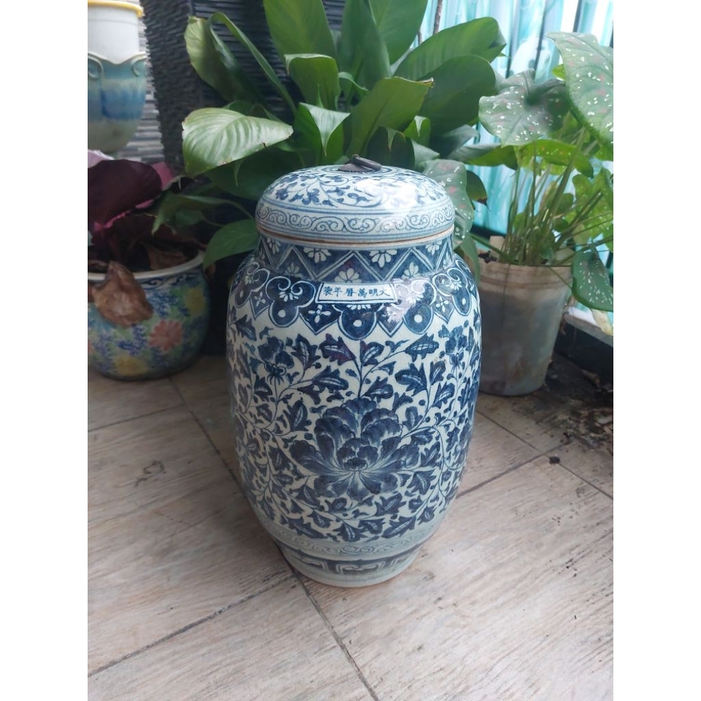 guci antik dari porcelen dinasti gina bloe and white tinggi 42 cm