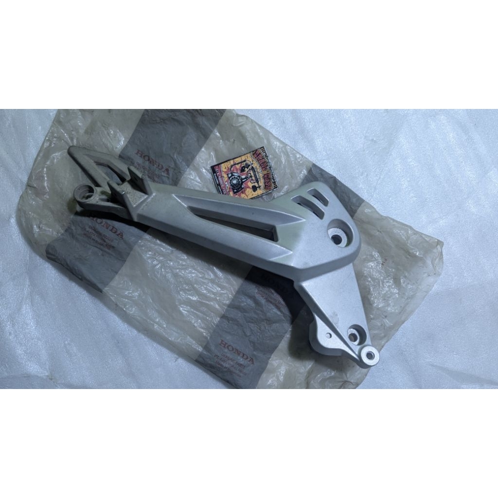 footstep Belakang  KANAN Honda Supra X 125 DD Original Baru AHM