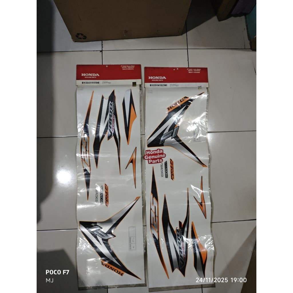 871X0KZR600ZCL & 871X0KZR600ZCR / STRIPE SET VARIO 125 KZR WARNA ORANGE