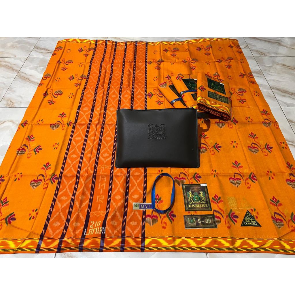 Sarung Lamiri MST Mustamin kembangan Sutra 50% Cap Segitiga, Asli sarung tenun.