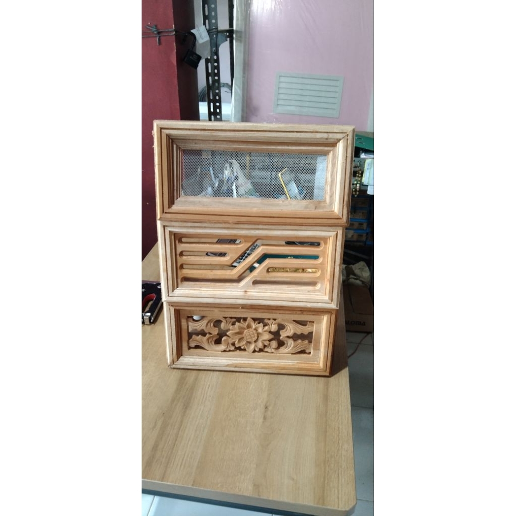 Loster Kayu untuk ventilasi udara.