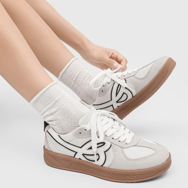 Sneaker Wanita Minimalis Putih/Biru: Tampil Chic Tanpa Ribet