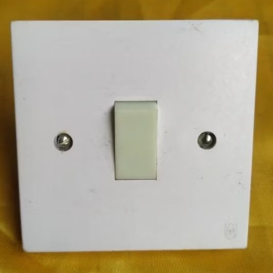 Saklar Engkel Tunggal Fluorescent Voltama 803 putih