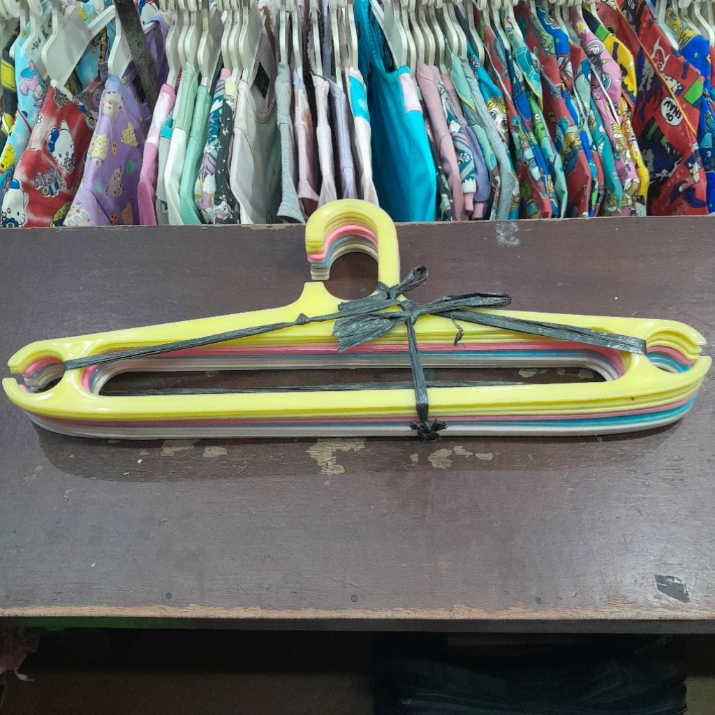 (SECOND/BEKAS) Hanger/Kastok Plastik Gantungan Pakaian Dewasa Isi 12 (TIDAK PUTUS-HANYA SEDIKIT KOTO