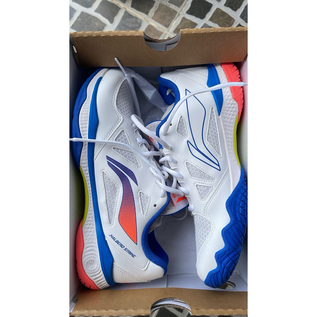 sepatu lining badminton