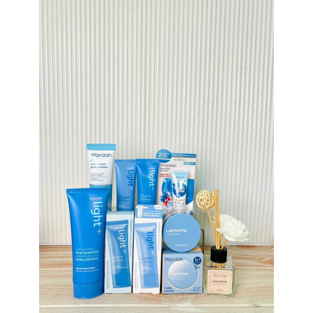 Wardah Paket Lightening Skincare Plus Bedak 6 Produk (Sabun Wajah+ Serum+ Krim Siang+ Krim Malam+ Sc