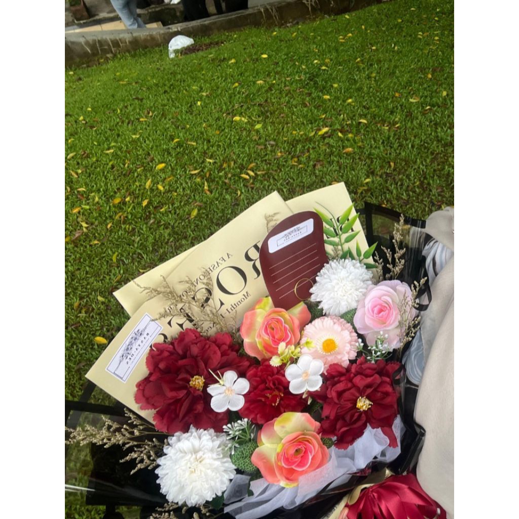 Buket bouquet bunga hadiah wisuda // bunga plastik // banyak jenis dan wangi