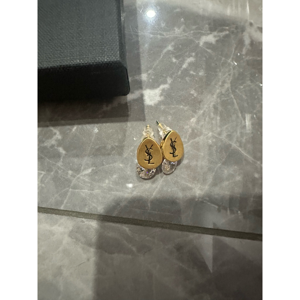 anting earing gold black