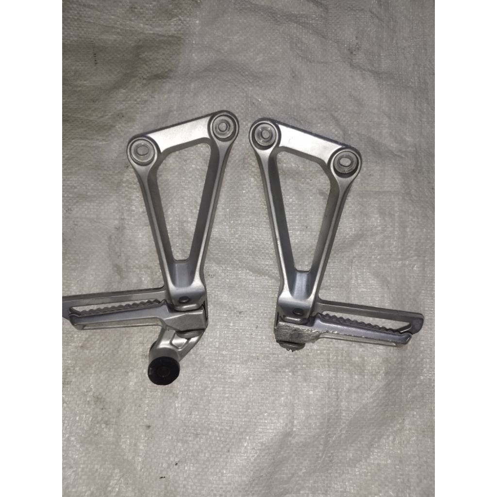 footstep postep pijakan kaki kanan kiri belakang CBR 150R old 2015