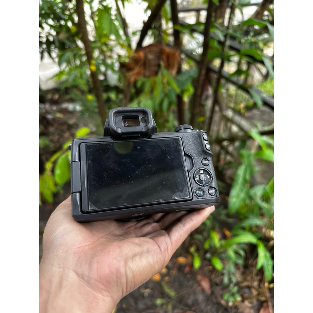 canon m50 lensa yn 50mm f1.8 dan adapter viltrox