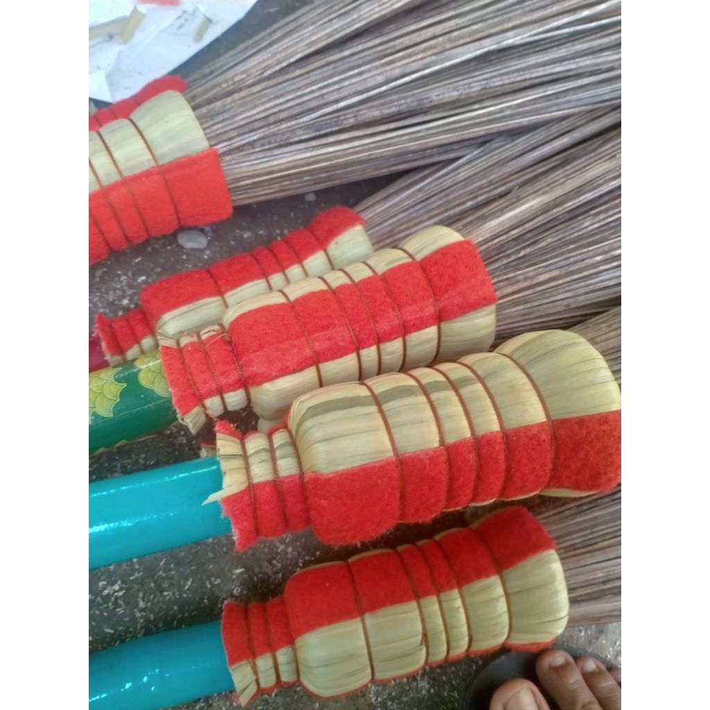 sapu taman/sapu lidi wlingi