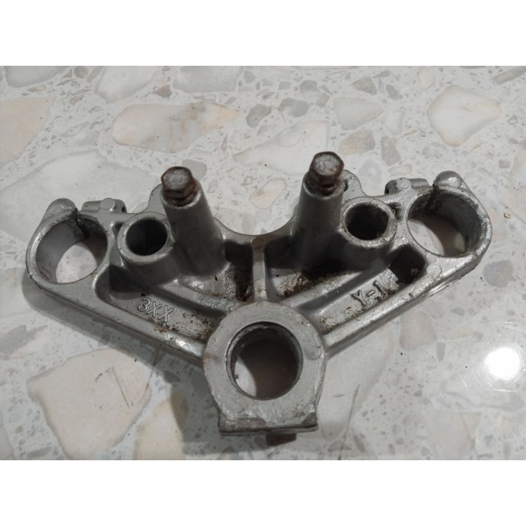 original copotan segitiga atas rxz rzr kode 3xx Y-1 minus baut atas stang kanan ukuran m8
