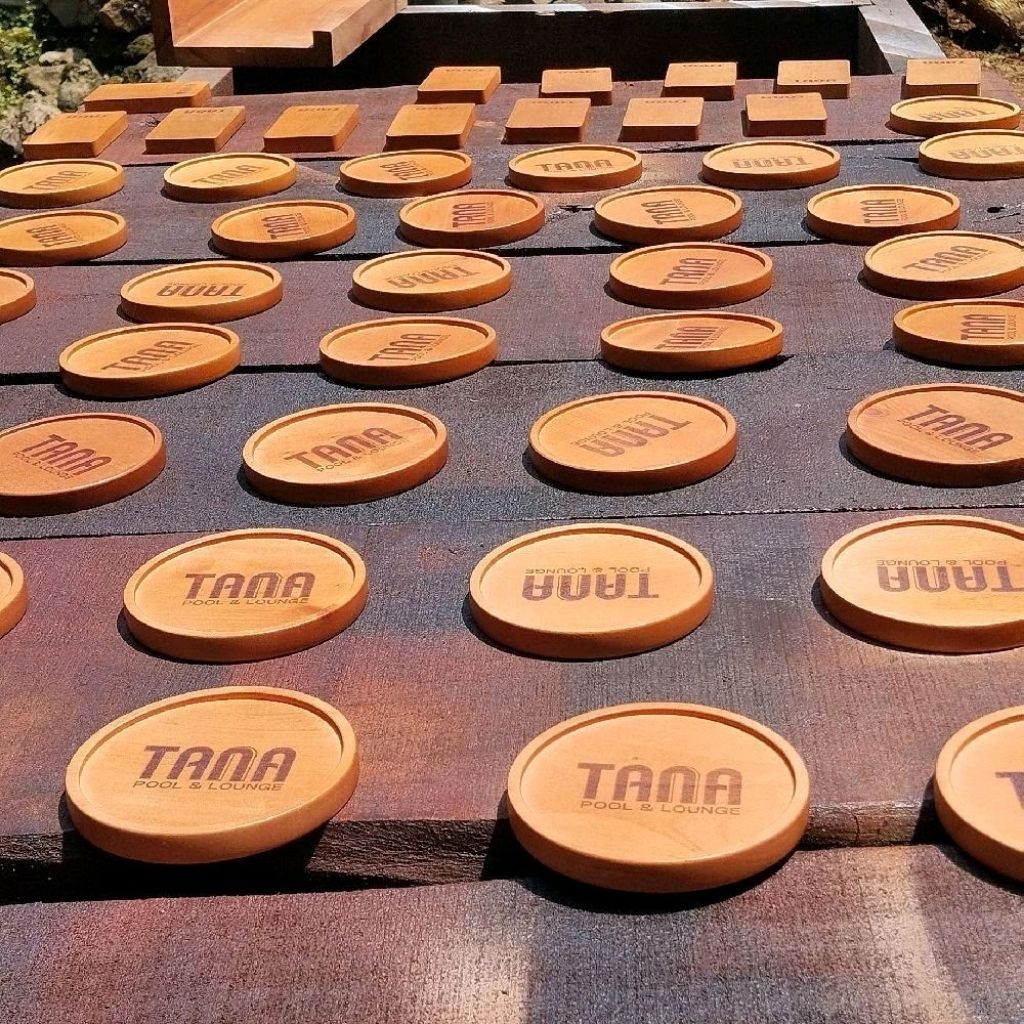 tatakan gelas cafe. tatakan gelas kayu. taktakan gelas custom nama grafir