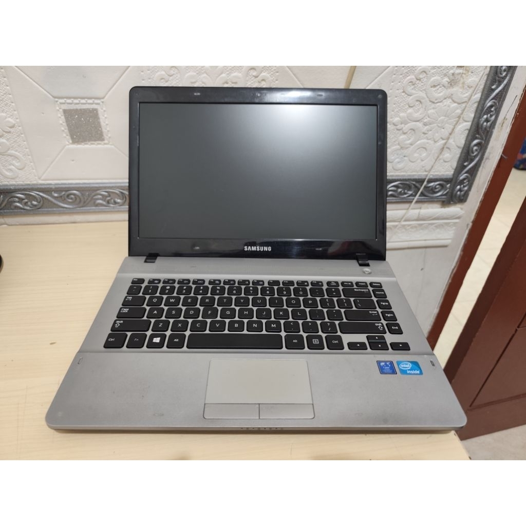 Laptop SAMSUNG NP300E4V Intel Celeron 847 2GB/320GB (RUSAK) Untuk PARTS
