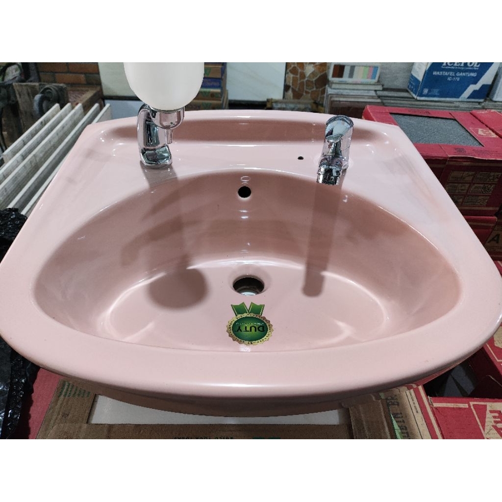 Wastafel Cuci Tangan Gantung Besar Keramik warna Peach (Duty) + tempat sabun Set (Toto)