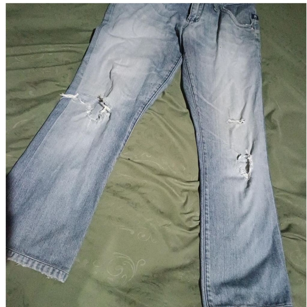 Celana panjang Jeans sixteen d scale ripped