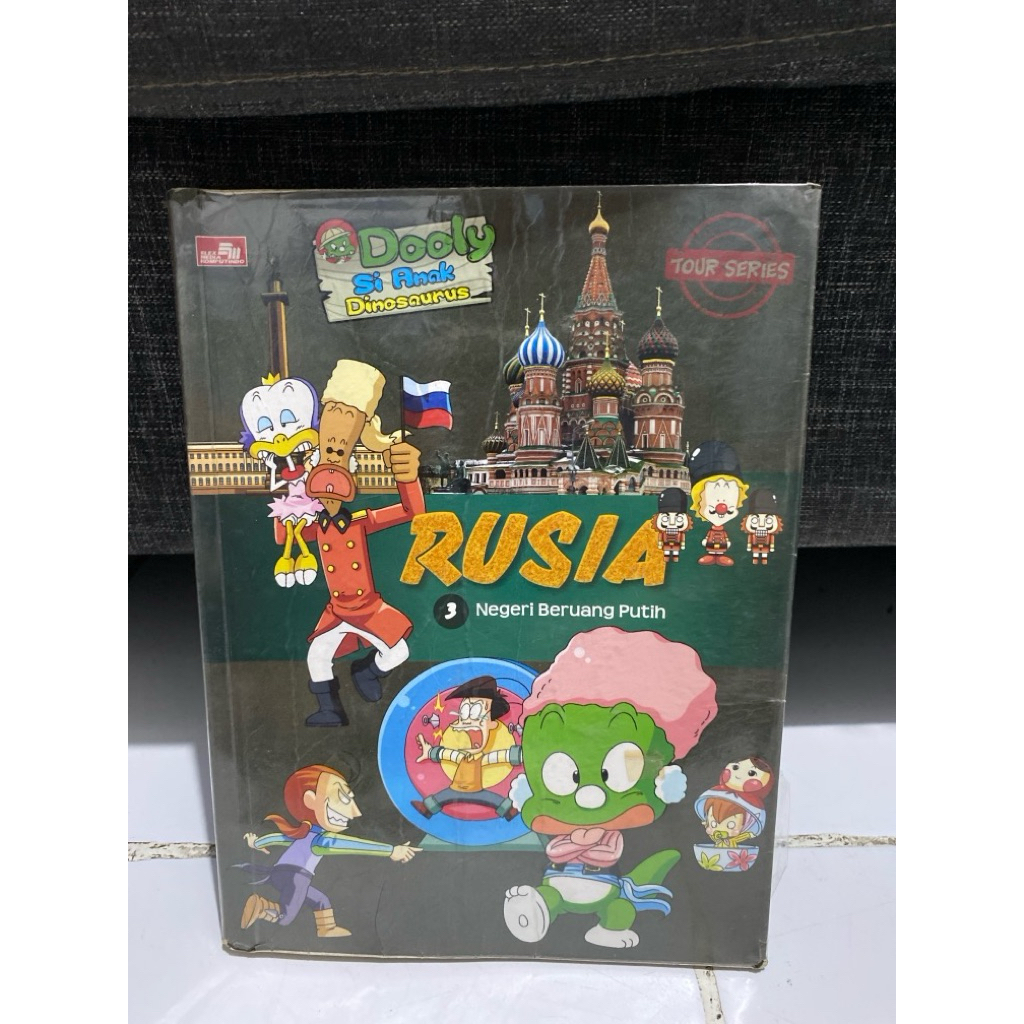 Buku Anak dooly  si anak dinosaurus versi RUSIA negri beruang putih bekas preloved